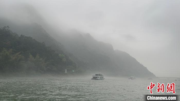 全国百余所高校逾千名马拉松选手在清远北江开