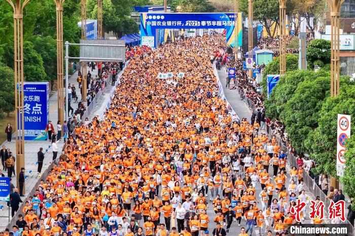 奉节半程马拉松鸣枪起跑，肯尼亚选手包揽男女