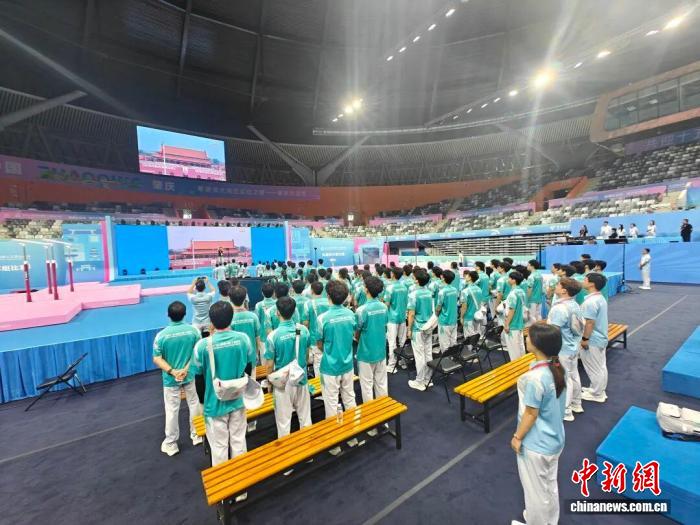 广东十五运会与残特奥会志愿者共观看九三阅兵