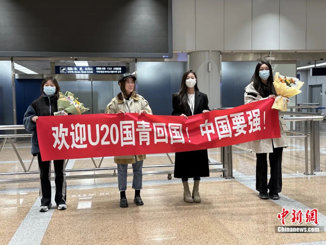 深夜首都机场T2国际抵达口聚集着大量观众，等待