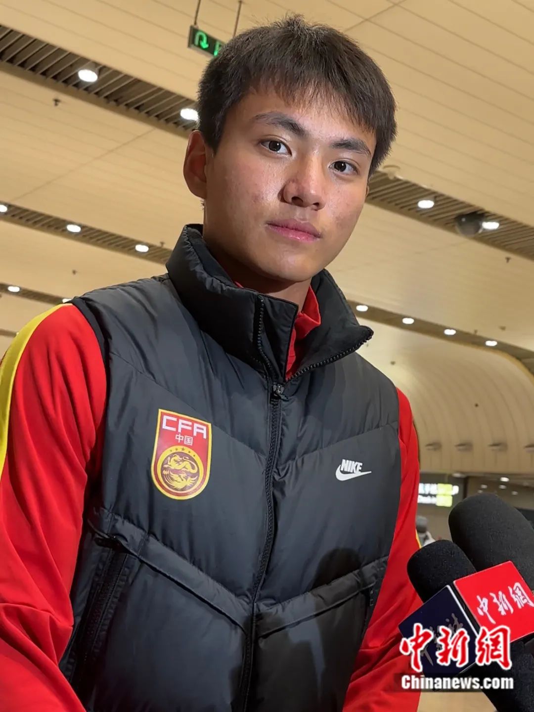 深夜首都机场T2国际抵达口聚集着大量观众，等待