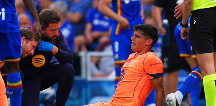 巴萨球员绊倒事件引发西甲球场安全争议